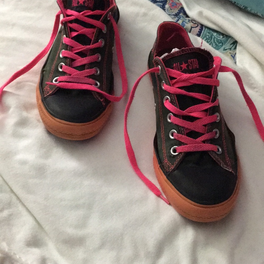 Old school converse guys 7 and a lady’s 9